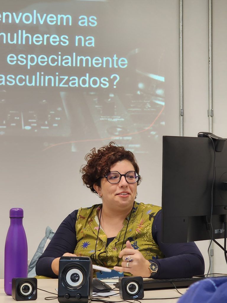 Bea Medeiros presentó un artículo en Congreso brasileño sobre comunicaciones